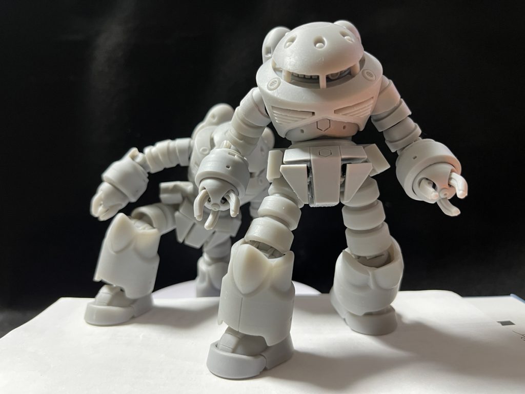 ★モノアイ周辺(捏造)各キットではガラス包囲形態だが、その際ワイパーの必要性が黙認されていることや、強度的に非効率と考え重機的思想の剥き出し構造へ。また頭部装甲の庇にて生じる死角の補正用サブカメラを両サイドに装備する、複眼構造採用(旋回・上下パン可動)。★関節末端以外キットのボールジョイントを採用。鋭角の稼働を欲して肘と膝部には通常様の関節作成。下碗と膝下にはOリング使用の伸縮機能を忍ばせているが自己満足の範疇(笑)。