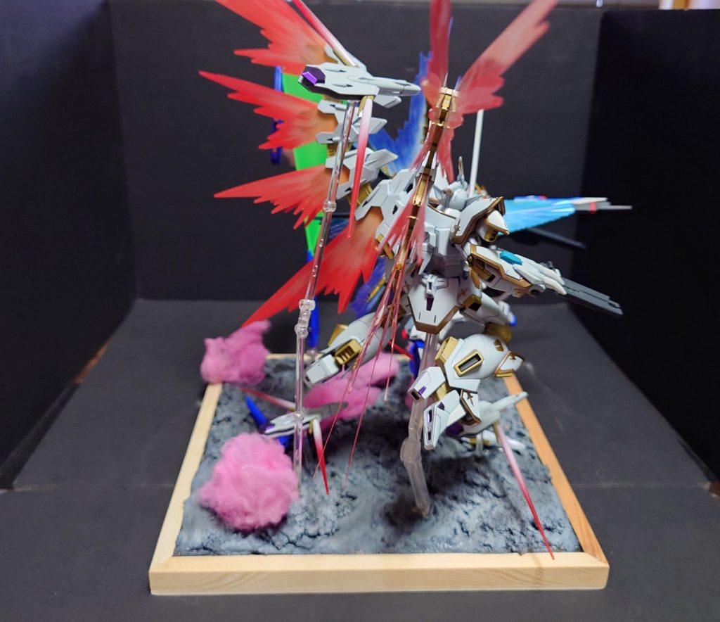 左側面ピンクのわたに関してはミサイル攻撃の表現として使っています。数を多くしたのは4000発近く打たれているらしいので面積に対して多めにしました。