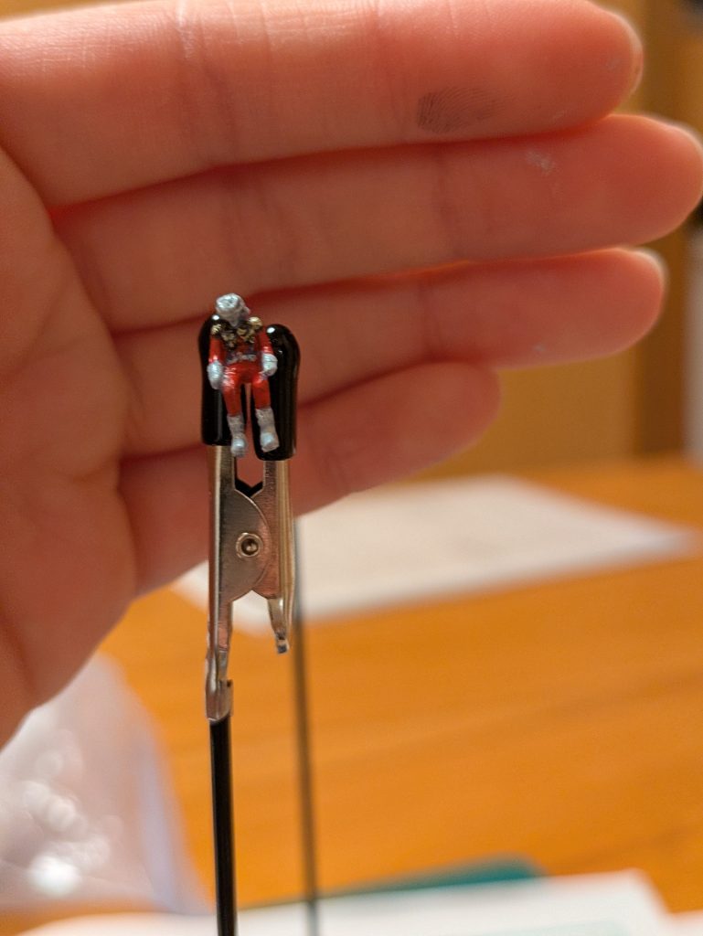 ジオングの胸コクピットに乗っているシャアも筆塗りしました!