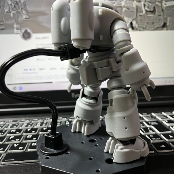 大風呂敷を広げてコケるのは良し。逃げるのは×。と言うことで、だましだましの組み上げまで到達です。実は老化でプリントごとに失敗も挟むのですが(笑)、この写真では膝の中を通る関節の受け部品が欠品しています。(*´Д｀)。プリント中。夜間に終了予定。本日投稿が残り一件出来るうちにこの画像を上げて置いて明日自立する物を上げて、以後は完成品枠に上げようかと思います。拙い制作内容と過程を温かく見守って頂きました常連組の皆様・ん？と気にとめて下さった通りすがりの方、お陰様で低いけど到達点が見えてきました。あと少し。その後は…心機一転、もう少しこのゴリ押しプロジェクトをこの場で続けてみようと思います。次は連邦に戻るぜ。（4枚目）