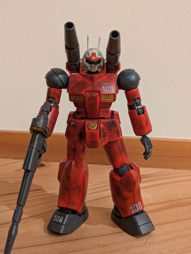 前から。腕の関節をガンダムマーカーのシルバーで塗装。他はガンダムマーカーで墨入れ。ウェザリングマスターBで汚しました。まだ汚し方がよくわかりません！