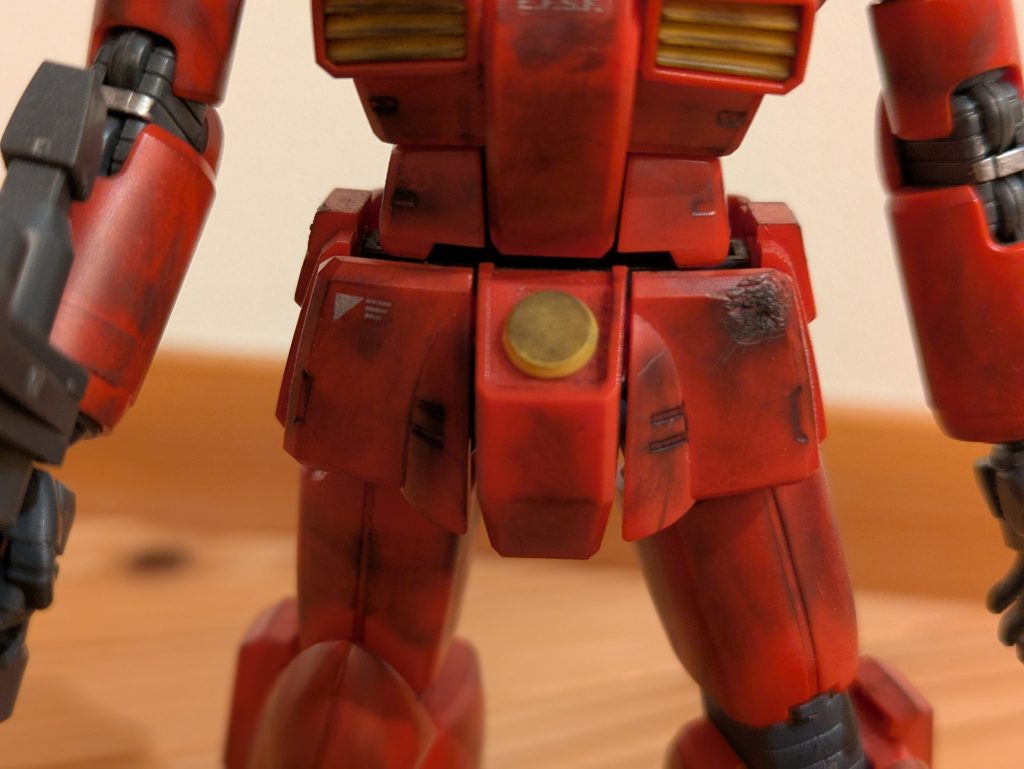 水転写デカールがムズくて腰のデカールが破れましたwなのでデザインナイフで傷をつけました。自分水転写大嫌い！