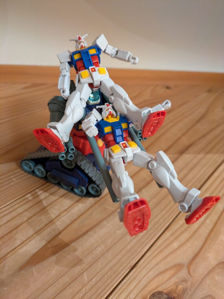 自分　ガンタンクの砲台が滑り台になってる！学校ガンダム　わーい（学校ガンダムとは学校で配布されたガンプラです気になる人は別で投稿してます）ガンタンク　はぁ～（呆れ）&nbsp;