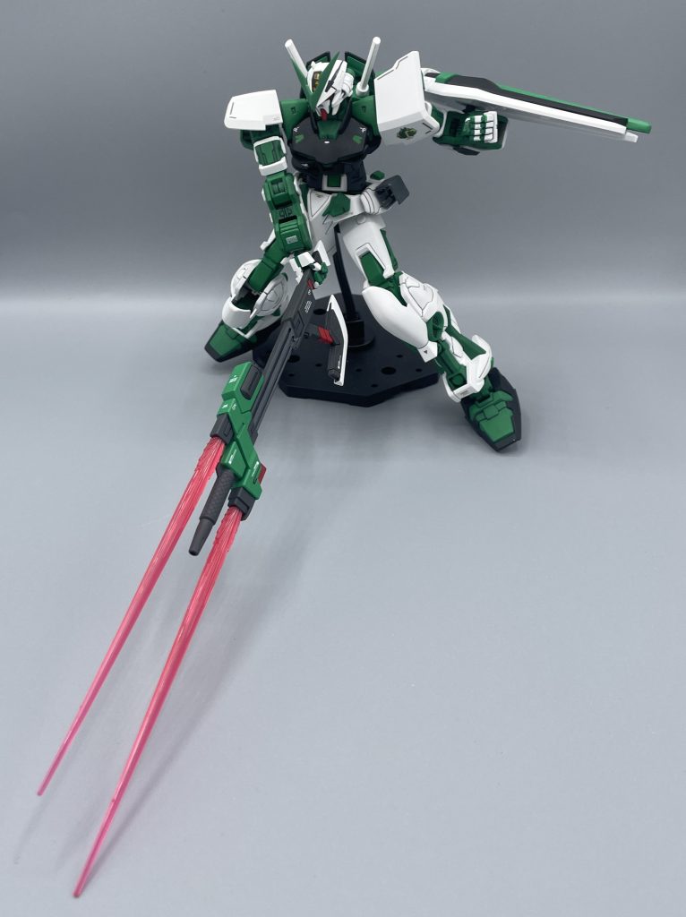 斬ッ！！　パイロットのトロヤには師匠がおり、名をバリー・ホ―と言います。ホーは元オーブ軍人の拳法家であり、MS戦においても拳法を駆使して闘います。　そのホーの教えを受けたトロヤだからこそ、扱いの難しいツインソードライフルを扱うことが出来るそうです。