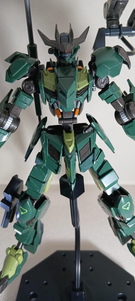 肩アーマーなんですが、今回左右非対称にしたかったのと、足首周りをスッキリさせたかったので、足首ガードを利用して肩アーマーをこんな感じにしてみました😺