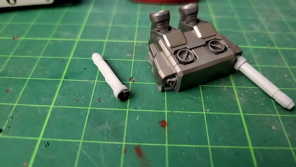 バックパックと一体化していたビームサーベルを1本カット