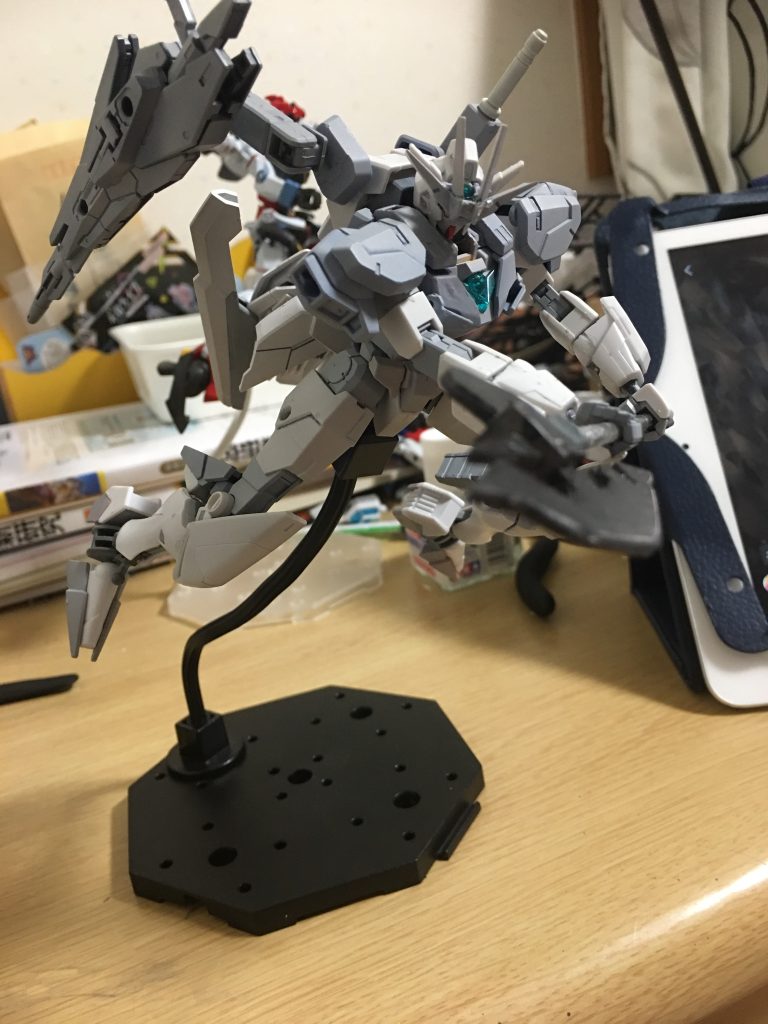 サフ状態のものではバックパックにビームサーベルをつけています。