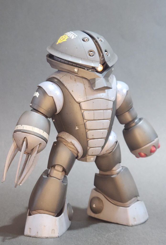 カラーリングは以前作ったザクマリナーとも並べて合う様に選択しました。入れすぎない様に、少しだけスジ彫りを入れて、面の印象を変えてみました。