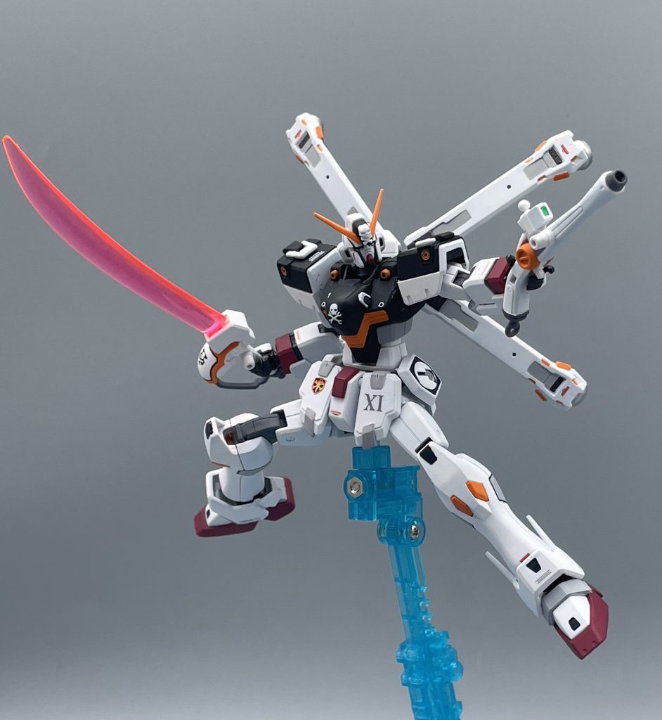 バスターガン&ビームザンバーに分離ッ!! ザンバスターには分離・合体ギミックがあるので、銃と剣に分けて遠近両用・オールマイティに戦うことが出来ます。 銃専用の持ち手が付いているので、射撃の構えがとてもカッコ良く決まります。 火打ち式ではなくビーム銃ですが、海賊たちが愛用したフリントロック式の銃を模しているところに、意匠へのこだわりを感じますね。 ビームザンバーは、海賊の使う”カットラス”という剣がモチーフだと思われますが、名前の由来は斬馬刀から取られたそう。和洋折衷な感じが面白いですね。エフェクトも、大ぶりで迫力満点です(^^)