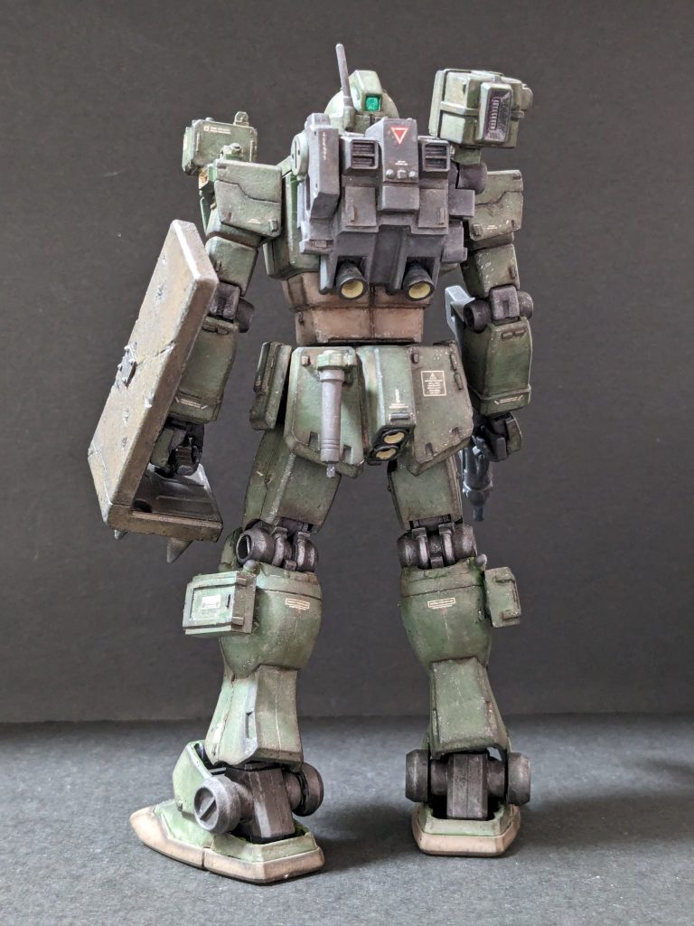 【背面】スモークディスチャージャー等をつけるためにランドセルはボリュームアップ。付けるところがなくなったビームサーベルはリアスカートに移動。