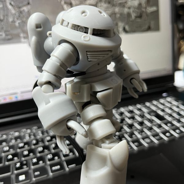 …のが大人の最低限の約束。お正月連投後編。組み上げ可能となった下半身部分で威圧感のある大股歩行イメージで撮影してみました(笑)。僕の中のズゴックはこんな感じでドッシリとイカツイイメージなんです。ヒトデ型ファニー体型じゃない。僕の思うカッコいいです。雰囲気伝わります？…。勝手に決めた複眼構造ですが、あんまり違和感無いんじゃないかと…ダメ？(^^;)。むっちゃこっち向いて眼力強いです(笑)。足の関節のボールジョイントを自作7割にして制作して来ましたが、キット使用5割版に戻します。(腕の方がそう。しっくり来ているので)ぐっ…歳は取りたくないもんじゃのぅ。ジジイは限界じゃ。後は若いもんに…バタッ。と言うことで、世代・性別・立場の分断のない愛すべき平和ボケのこの場を同志一同、共に今年も守らんことを！…寒っ！コタツで寝る…(T_T)。（3枚目）