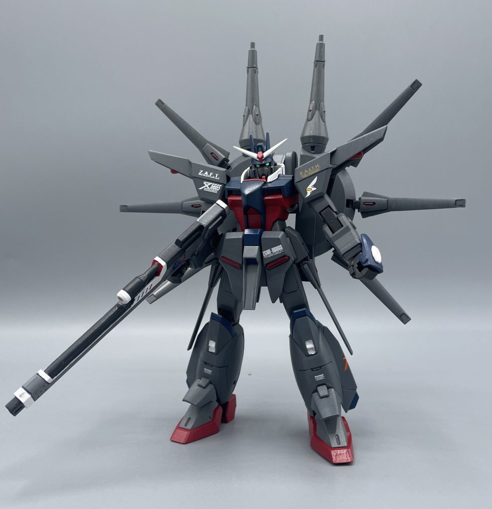 ZGMF-X666S LEGEND GUNDAM　「機動戦士ガンダムSEED DESTINY」におけるラスボス機体であるレジェンドガンダム。好きなんですよ名前が。「X666S」で、エックス・トリプルシックス・エスですよ。読み方。こんなん惚れてまうやろー！　このキットは、本日リニューアル発売されたHGCEとは異なりデスティニー放送時に発売された2005年製の旧キットです。　大河原邦男大先生の設定画に忠実に作られた、ずんぐりむっくり・面長系ガンダムの一機です。でもね、私はこのスタイル好きなんですよ。意外と劇中の顔なんかは似ている部分も多いんですよ。&nbsp;アスランは既に少し錯乱しているゥ！！