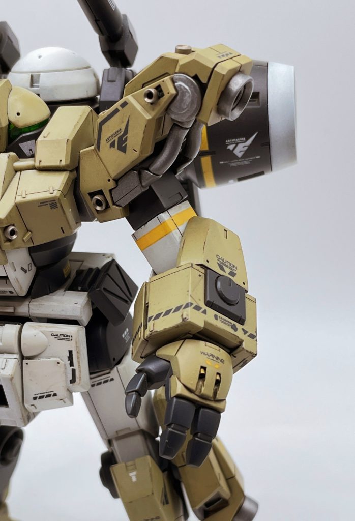 平手は拡張キットより。手の甲のバルカンは真鍮パイプを入れています。また、二の腕が長く感じたので短くカット。あとはめするため、腕の装甲や肩のバーニア付け根はいったん切り離して、塗装後に張り付けています。