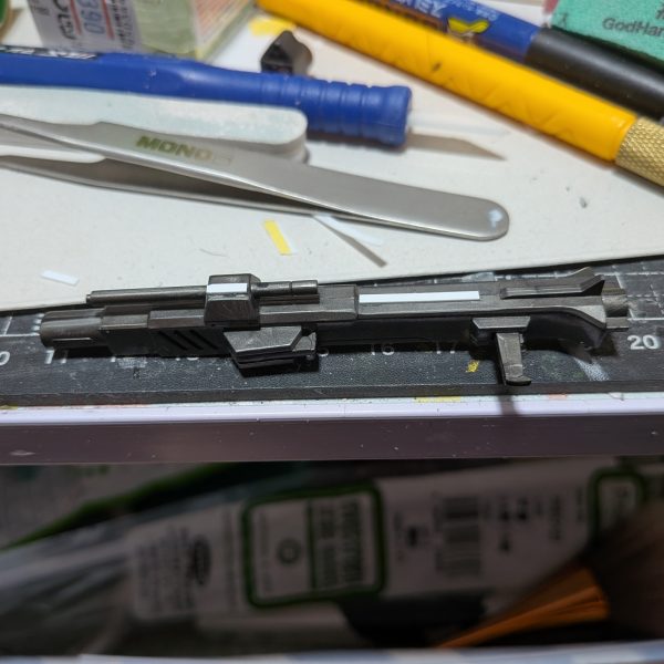 今回はHGRバスターガンダム製作します。とりあえず全パーツ切り落として仕切りケースにそれぞれ入れて順次ゲート処理、合わせ目消し、後ハメ加工、塗装していきます。ついでに11日に行きつけの個人模型店で購入したガロードの嫁ことティファのプラモ無事購入できてこのティファも一応、水着ver.まで作る予定ですが先に蛇女のメルティーナをやらなければ;1/20(火)バスターガンダムの合わせ目消しは武器以外完了し装甲にペタペタ市販パーツつけてる最中… 肩の裏側の製造過程で出る薄い◯モールド消すの面倒だからここも市販パーツ接着予定です。なんとか肩アーマー後ろのダクトに市販パーツ入りガンランチャーに平棒使ってペタペタ貼り付けてみました。 (6枚目)