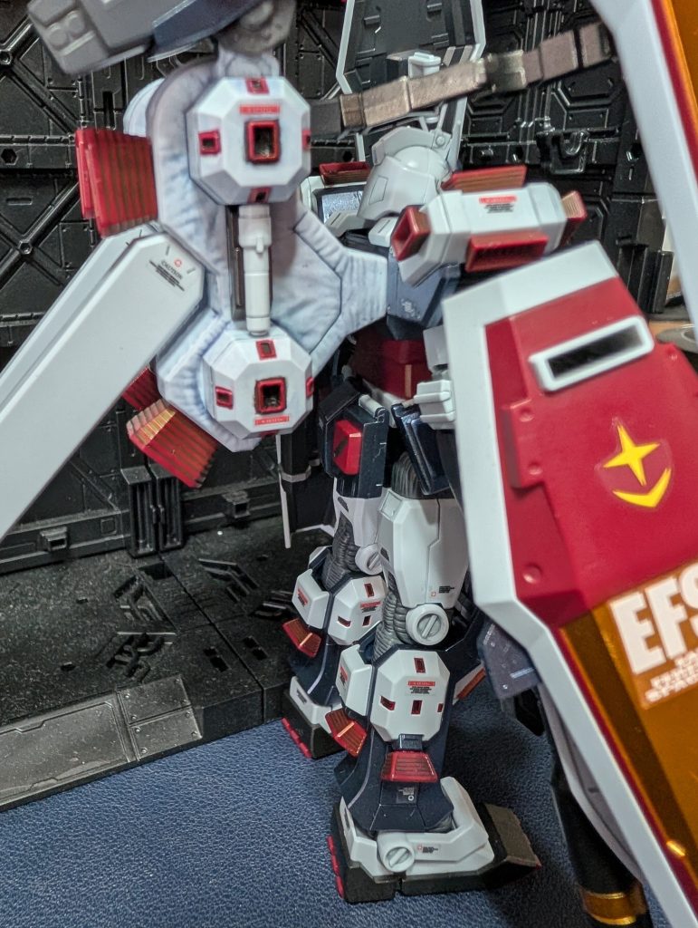 アポジモーターは一部塗り分け塗装が必要だったのでシャアレッドで塗装しましたが地味に大変でした。バックパックは少し汚してます。