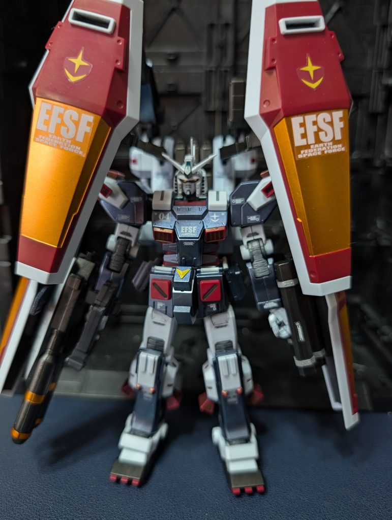 シールドは付属のシールにするか迷いましたが、サイコザクの時と同じように、メタリックオレンジイエローで塗装しました。存在感が増しました。とは言えガンダムマーカーのオレンジ出てほしい。