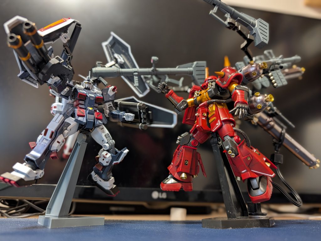 年末に作ったサイコザクと並べて。武装モリモリ。