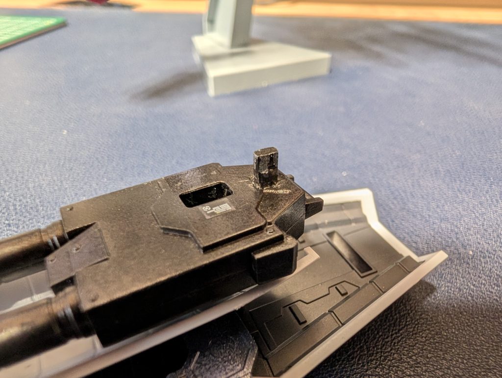 最後にオマケ。デカール貼って装着しようとしたらジョイント折ってしまいました。接着してもすぐ折れるの繰り返し。。。正規の部品注文は品切れ、フリマサイトのジャンク探してもお手頃なものは無し。一か八かでランナーを長めに切ってヤスリで削ってダボに合うようにし、更に二連装ビームライフル側に穴開けて差し込む形で接着しました。ほとんど見えないとこなのでこれでよしとしてます。&nbsp;