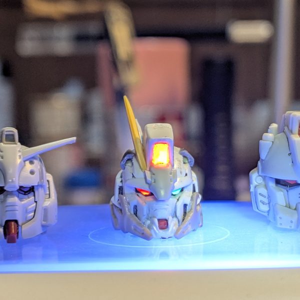 Ez-8のパーツは何1つ使わず、色んなパーツを切り貼りして作りました。Ez-8の目とカメラが何故赤いのかよくわからなかったので、片目だけ陸ガンと同じ緑にして、オッドアイにしてみました。ギリギリEz-8に見えるかどうかのところまでデザインいじくり倒しました😅賛否分かれそうですが自己満足なのでヨシっ(๑•̀ㅂ•́)و✧（2枚目）