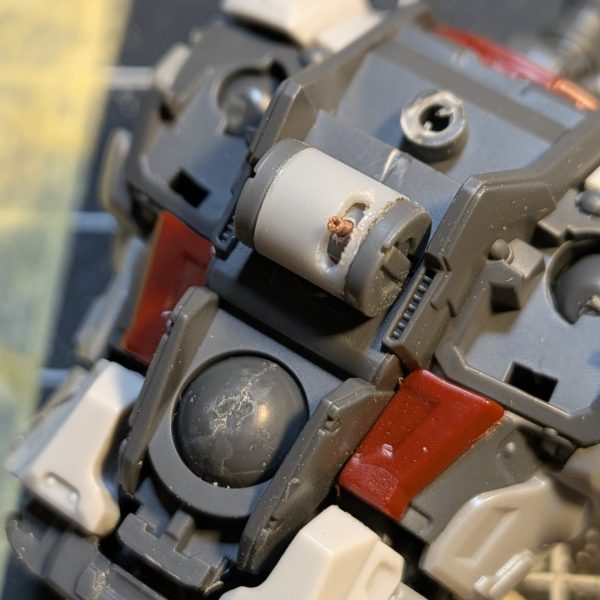 プラバン貼り付けまくってレクイエムのガンダムをEz-8に寄せました。色々と悩みながら組んでましたが、とりあえず四角くして胸の両端にフック引っ掛け穴みたいなのつけとけばEz-8に見えますね(gundam-kao2)このボディのプラバン工作だけで1週間ぐらい費やしてしまった😅（6枚目）