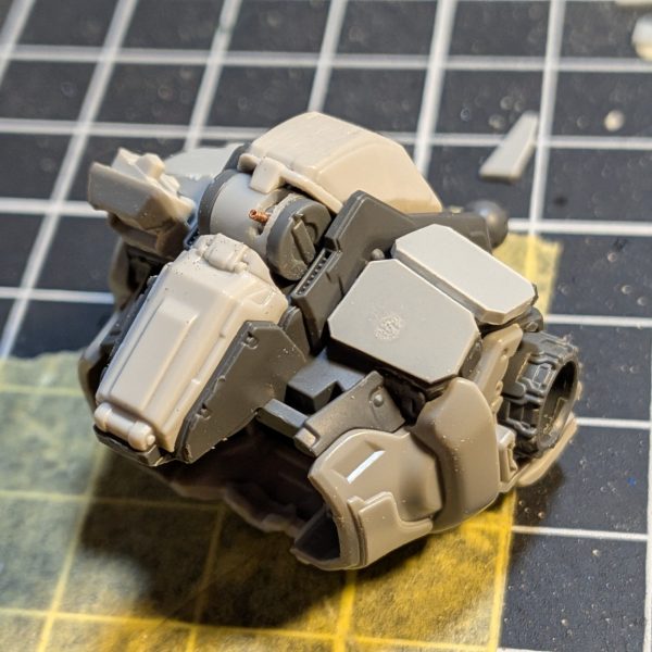 プラバン貼り付けまくってレクイエムのガンダムをEz-8に寄せました。色々と悩みながら組んでましたが、とりあえず四角くして胸の両端にフック引っ掛け穴みたいなのつけとけばEz-8に見えますね(gundam-kao2)このボディのプラバン工作だけで1週間ぐらい費やしてしまった😅（5枚目）