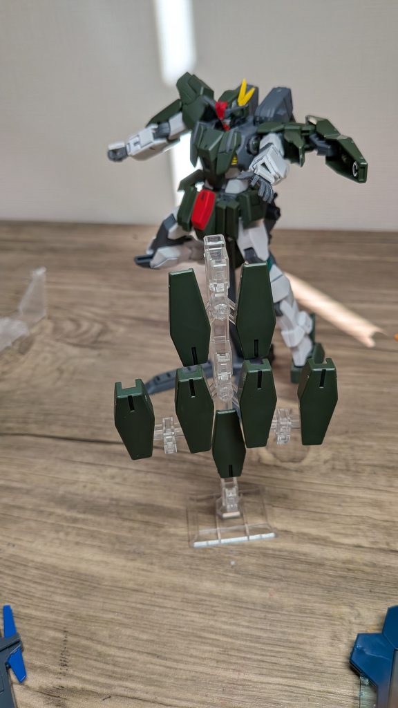 付属のスタンドでシールドビットをとばすこともできちゃいます!別のスタンドでもできるから水星の魔女のウェポンディスプレイでもできそう