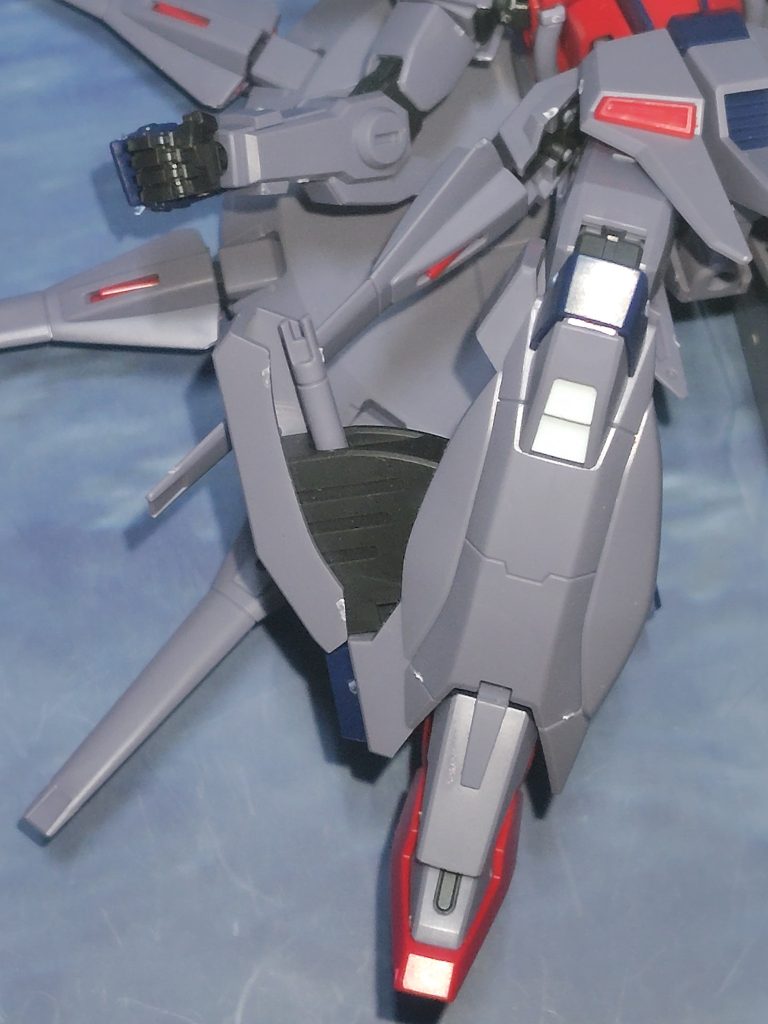 ビームサーベル、脚部にしまわれていたのか…