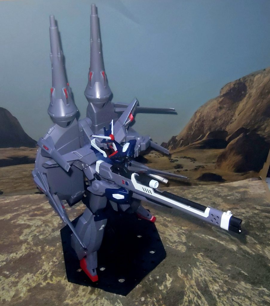 バックパックのドラグーン基部は可動し、大気圏内での砲撃形態も再現可能