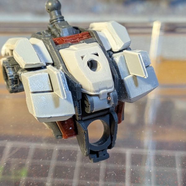 プラバン貼り付けまくってレクイエムのガンダムをEz-8に寄せました。色々と悩みながら組んでましたが、とりあえず四角くして胸の両端にフック引っ掛け穴みたいなのつけとけばEz-8に見えますね(gundam-kao2)このボディのプラバン工作だけで1週間ぐらい費やしてしまった😅（4枚目）