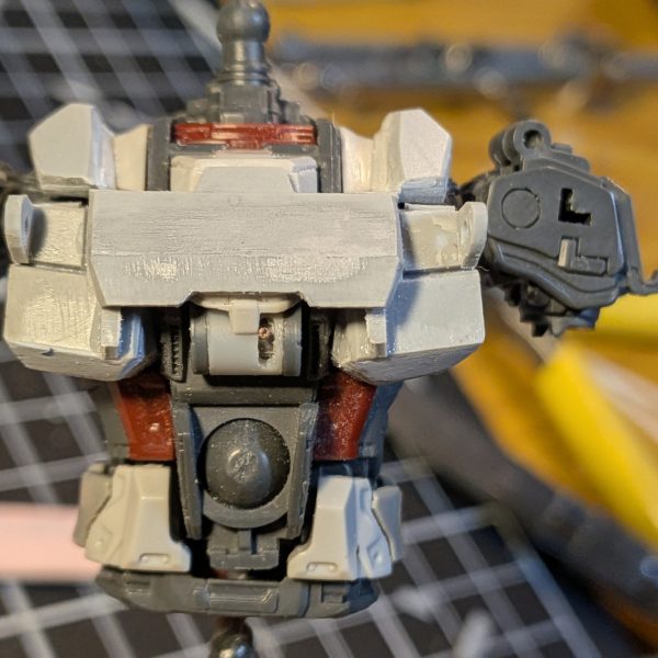 プラバン貼り付けまくってレクイエムのガンダムをEz-8に寄せました。色々と悩みながら組んでましたが、とりあえず四角くして胸の両端にフック引っ掛け穴みたいなのつけとけばEz-8に見えますね(gundam-kao2)このボディのプラバン工作だけで1週間ぐらい費やしてしまった😅（7枚目）