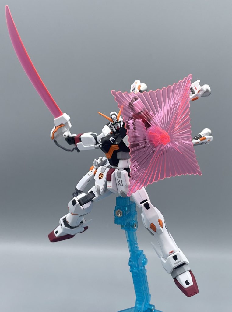 ビームシールド!! クロスボーンのシールドは、ビームシールドになっています。HGなのに、クリアパーツがモリモリで嬉しいですね。 シールドの生成元であるビーム発生器は、ビームの発生方法を変化させることができ、後述する武器にも転用できる優れものです。また、ビームシールドを展開してバリュート代わりにも使用できるんだとか。かがくのちからってすげー。 ガバッ・・・!