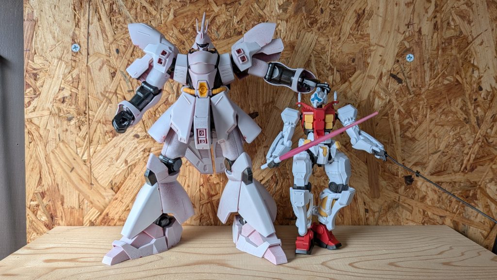 作品名：サザビーってでっかい！！<p>HGサザビーを仮組みしてみたんですが、めちゃくちゃでかいですね💦💦雑にサフ吹いて白になってます</p>
