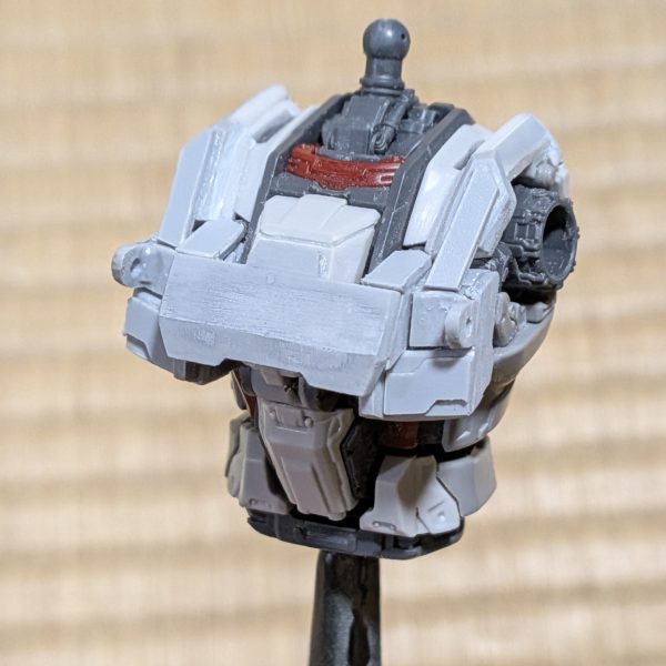 プラバン貼り付けまくってレクイエムのガンダムをEz-8に寄せました。色々と悩みながら組んでましたが、とりあえず四角くして胸の両端にフック引っ掛け穴みたいなのつけとけばEz-8に見えますね(gundam-kao2)このボディのプラバン工作だけで1週間ぐらい費やしてしまった😅（3枚目）