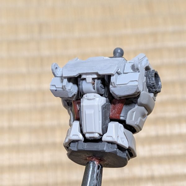 プラバン貼り付けまくってレクイエムのガンダムをEz-8に寄せました。色々と悩みながら組んでましたが、とりあえず四角くして胸の両端にフック引っ掛け穴みたいなのつけとけばEz-8に見えますね(gundam-kao2)このボディのプラバン工作だけで1週間ぐらい費やしてしまった😅（2枚目）