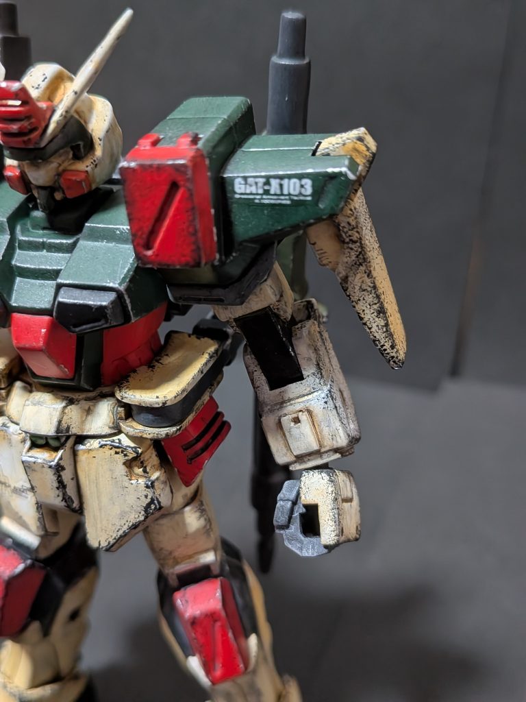 前腕部にはコトブキヤの市販パーツを接着しました。