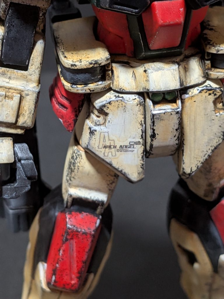 スカート部分に最初ザフトのデカールにしようと考えたのですがパイロットのディアッカがオーブ解放作戦時にアークエンジェルに加勢して助けたシーンがかなりかっこよかったので今回は三隻同盟所属機としてアークエンジェル隊のデカールにしました。