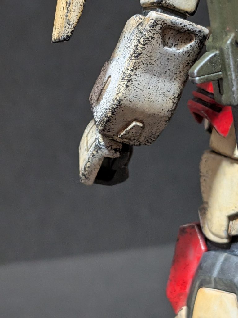 前腕部後ろにもコトブキヤの市販パーツを接着