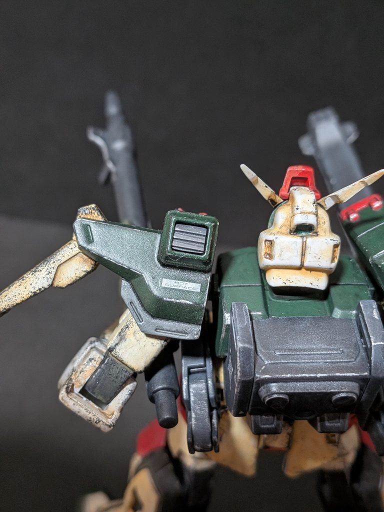 肩アーマー後ろのダクト内部にコトブキヤの市販パーツをカットし入れてみました。