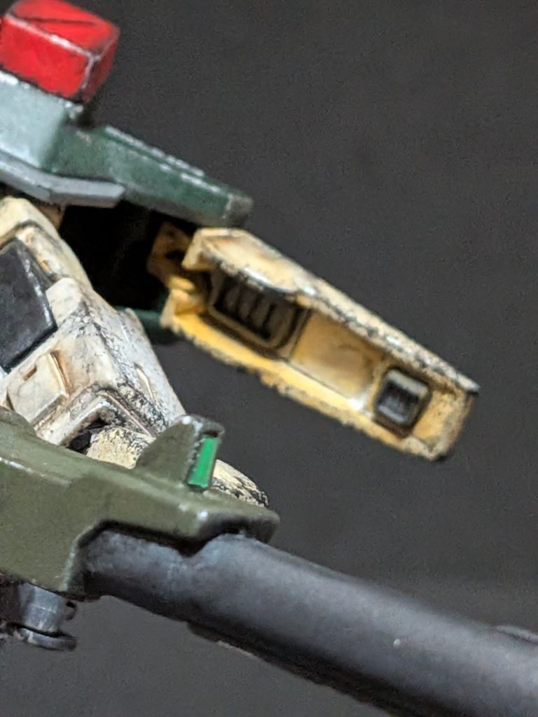 肩アーマーの突起部分の裏側にバーニア増設しました。製造過程で発生した薄い◯モールドを消すのが少々面倒だったので市販パーツで蓋をしました。94ミリ高エネルギー収束火線ライフルのセンサーは30MMの3Dメタリックシールの余白部分を切り取りトレースして貼り付けました。