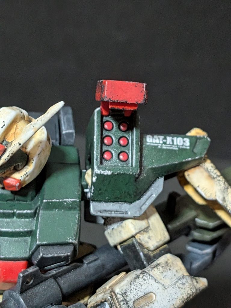 220ミリ6連装ミサイルポッドの弾頭は水性アクリルマーカーのメカレッドで塗装しました。