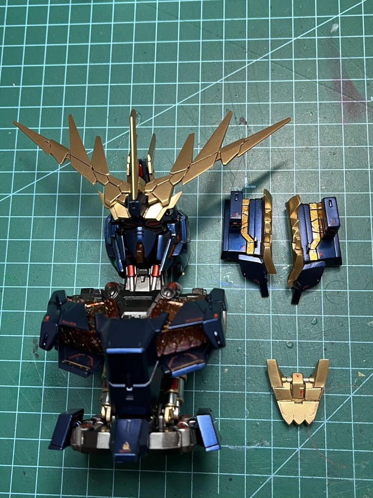 サイコフレーム部:塗装後クリア厚吹きしてラメをパラパラとかけて更にクリアコートしましたツインアイとセンサーは、この写真の後にやり直して蛍光フィニッシュシート重ねてオーロラグリーンシートにしました。目の上のアンテナで見にくいんですけどね😂久しぶりに作れたので大満足です😊最後まで読んでいただきありがとうございます