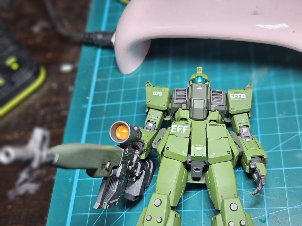 改造(?)のメインともいえるライフルは基本的にシステムウェポンからの拝借で、ちょこっと形状を変えるなどのディテールアップを施してみました。あと、スコープのレンズはオレンジ色のメタルテープの上にアクリル製の透明レンズに接着し、スコープに押し込んで再現してみました。30MMのオプションを使えば楽な作業のはずでしたが、品切れだったので…