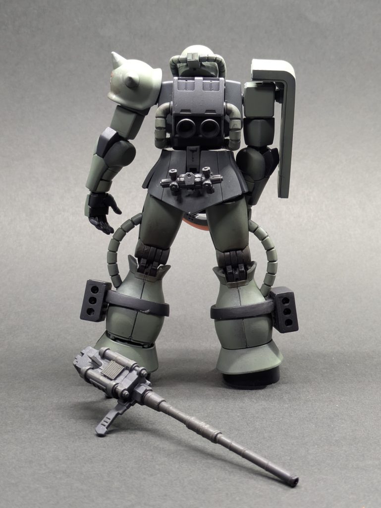 クラッカー投げるの忘れてた… 😆EXモデルのマゼラトップ砲は作りが精密対して旧武器セットのミサイルポッドは…箱に穴が3個開いただけのシンプルな作り😅当然すんなり装着は無理なので、ミサイルポッドを固定するバンドはエポキシパテで制作💦このザクを作ったあとに、最初からミサイルポッドが付いている旧hguc量産型ザクを手に入れました😅