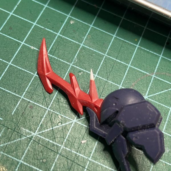 ↑というのは冗談で俺ガンでミキシングされたのを預かり制作代行を開始脚部:彫って情報量増してシャープに頭部:肩:シャープに腰:シリンダー、延長大まかなスタイルはこれで完成、腕と他もう少し全体的なバランス見て調整しようかと思います。（4枚目）