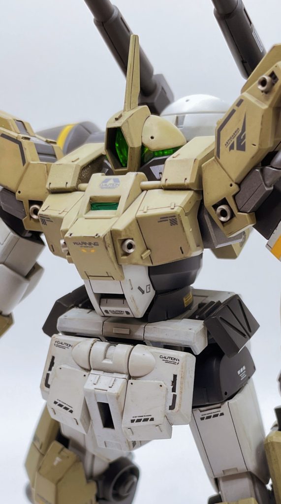 腰もスカスカ感があったので、簡単に装甲を追加しました。メインモニターは裏側からメタルテープを張っています。