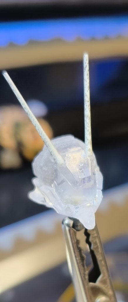 百均のお湯プラで前半分と後ろ半分の型取りして接着部をヤスリ掛けて合体角付けて塗装