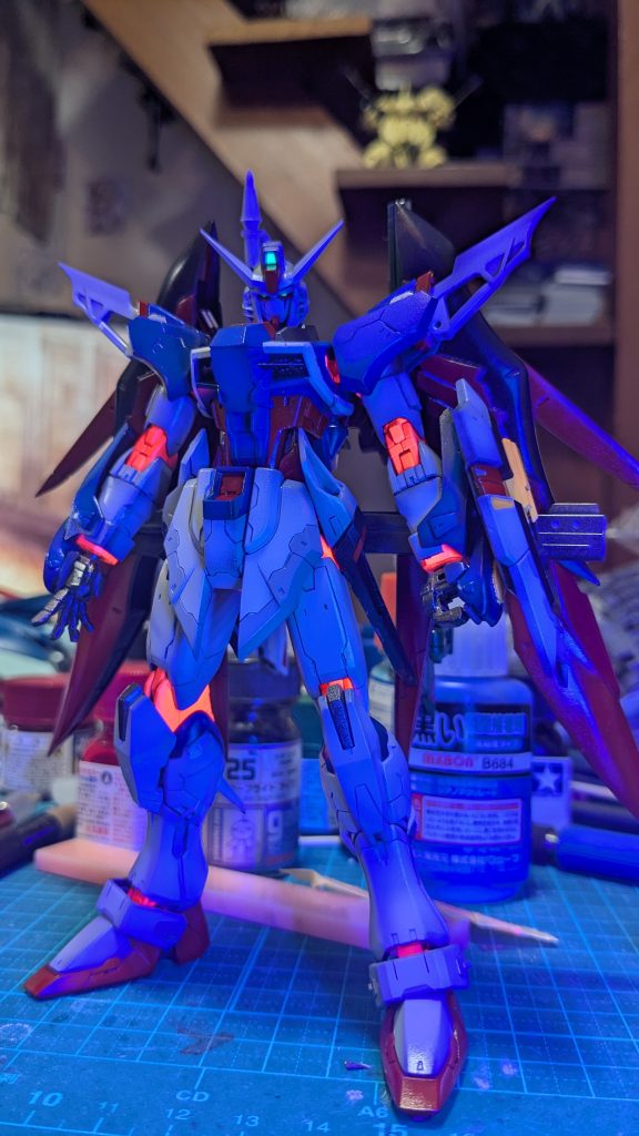 翼のエフェクトと同じように蛍光塗料で塗っているので関節もバッチリ光ります！！