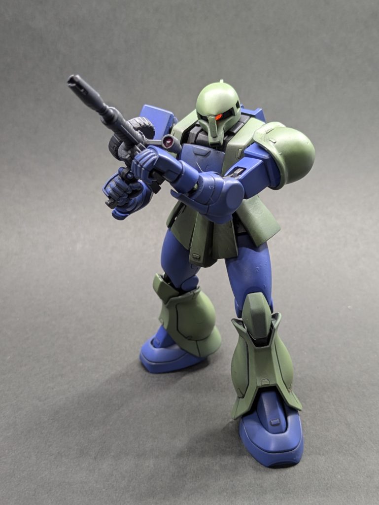 フォアグリップを持つとシールドが持てなくなります。普通、最初にマシンガンで攻撃して弾切れして白兵戦となると思うのですが、装着場所が無く手で持つしかない盾とか、ザクⅠの装備を見ていると戦い方の順番が逆になりますね(笑)盾を捨てると右側面が急所ですね(笑)※撮影中に頭を床に落として、鼻面が折れてしまいました😢