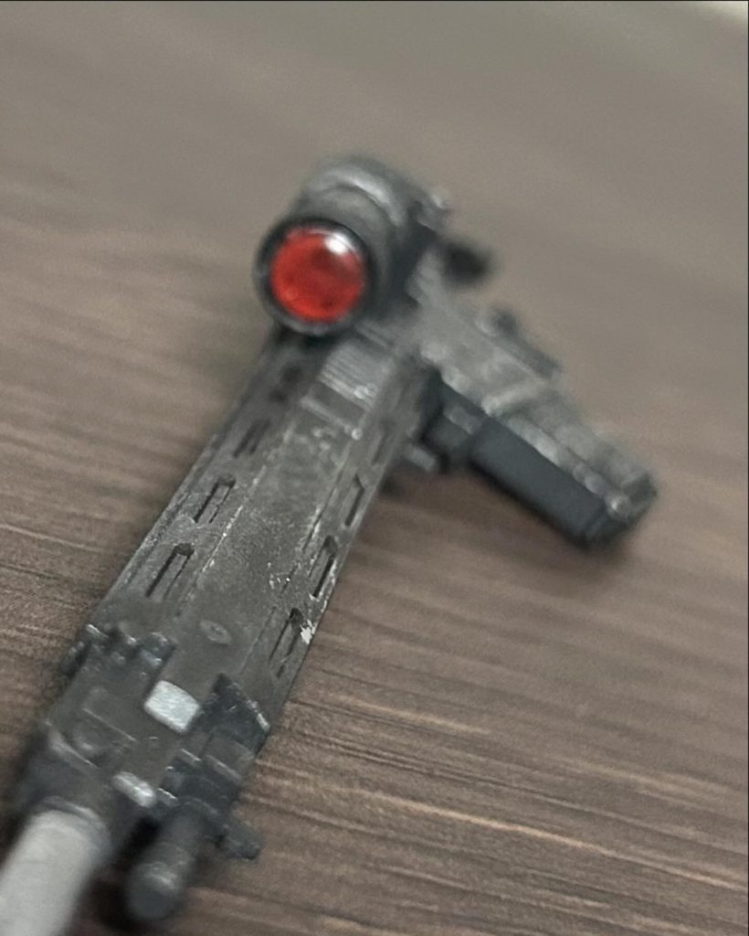 ライフルとバズーカのスコープレンズはHアイズを使用。裏側シルバーに塗装してあります。