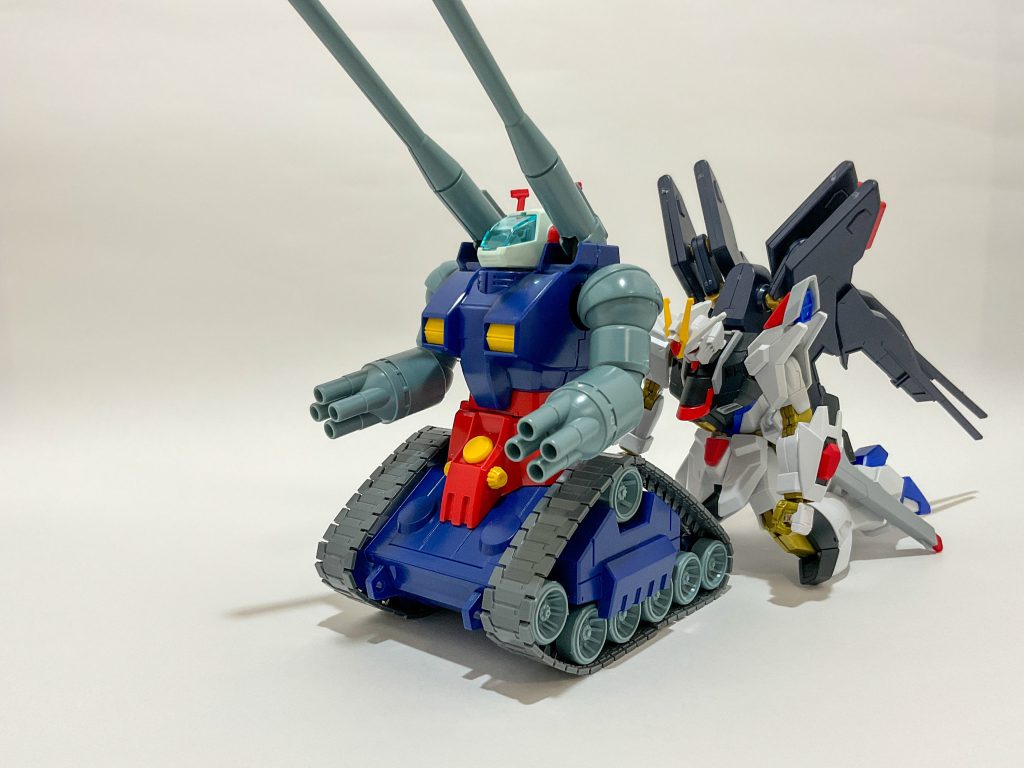 なんとビックリ！！鏡もちの中からガンタンクが現れた！！これはおめでたい！！！